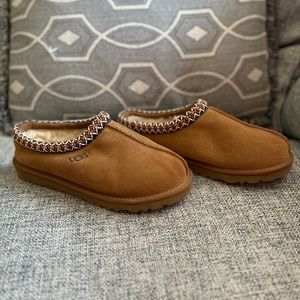 Ugg Women’s/Men’s Tasman Clog/Slipper in Chestnut